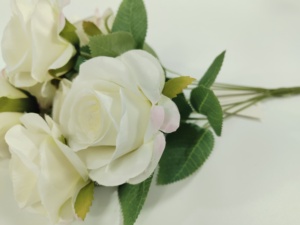 Fornitore all'Ingrosso di Bouquet di Rose Artificiali a <span class=keywords><strong>Sette</strong></span> Teste in Seta, Design Moderno e Morbido per San Valentino, Festa della Mamma, Matrimoni e Decorazioni per la Casa - Product Image 4