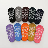 Chaussettes antidérapantes en Spandex/Nylon/Coton pour jeunes sportifs, idéales pour le trampoline et les terrains de jeux, avec logo sur le dessous.