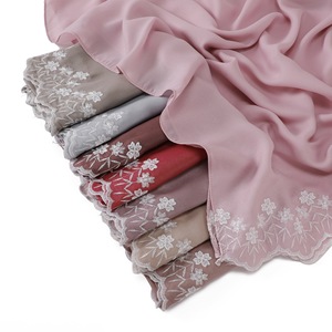 Écharpe en mousseline brodée unie en gros, châle long fluide et scintillant pour femme, foulard - Product Image 2