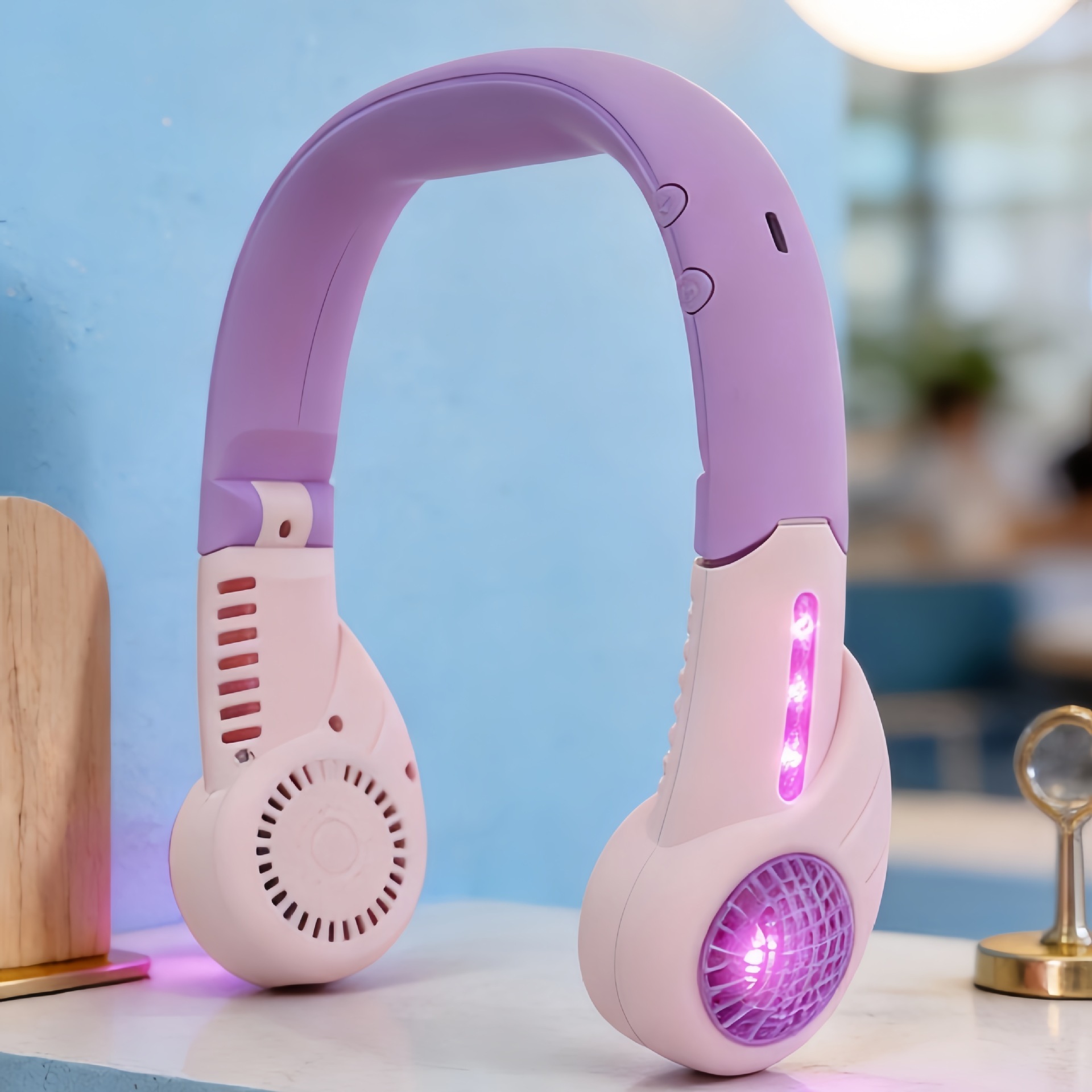 Banda para el cuello luminosa en tonos púrpura y rosa.