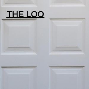 Insegna da Bagno Moderna in Legno LOO, Decorazione da Parete Nera Audace, Stile Minimalista per Montaggio su Porta o Parete, Arredamento Casa - Product Image 1