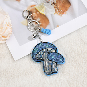 Nuevo y popular llavero de diamante con forma de hongo y bola de pelo, decoración colgante para bolso, creativo - Product Image 3