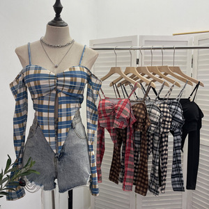 <span class=keywords><strong>Monospalla</strong></span> Y2k con fascia a pieghe e petto imbottito, <span class=keywords><strong>camicia</strong></span> a quadri - Product Image 1