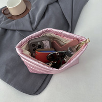 Vente en gros de pochette cosmétique en tissu rembourré avec logo personnalisé trousse de toilette de voyage souple et gonflée trousse à cosmétiques matelassée en nylon