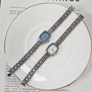 Reloj de cuarzo con pulsera de eslabones metálicos y esfera roja cuadrada en tono dorado para mujer - Product Image 1