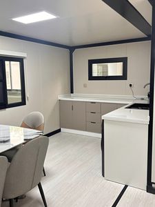 Maison mobile préfabriquée et imperméable de 20 pieds à l'épreuve des ouragans, maison en conteneur extensible sur roues de 2 chambres à prix abordable - Product Image 2