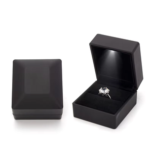 กล่องเครื่องประดับเคลือบพลาสติกหรูหราพร้อมไฟ LED สี่เหลี่ยมหรูหราโลโก้ออกแบบได้ตามต้องการ - Product Image 6