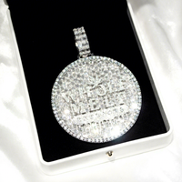 Pendentif Hip Hop Iced Out en Argent avec Lettre Initiale Personnalisée et Moissanite Taille Baguette Émeraude
