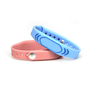 Bracelet en silicone RFID personnalisé, étanche, avec puce NFC pour le contrôle d'accès et les événements - Product Image 4