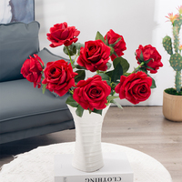 Hete Aanbieding Kunstbloemen Levensechte Fluwelen Rode Rozen Kunstbloemen voor Bruiloft Achtergrond Evenement Decoratie
