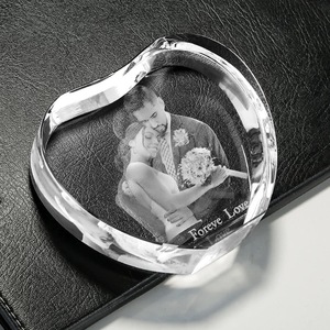 Marco de Fotos Personalizado con Grabado Láser en Cristal Sólido, Bloque de Cristal K9 en Forma de Corazón, Regalos para Boda o San Valentín - Product Image 3