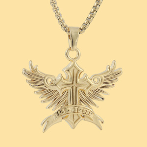 Colgante de cruz con alas, colgante temático de acero inoxidable dorado para hombres y mujeres, cadena de 3,0x60cm para uso diario - Product Image 1