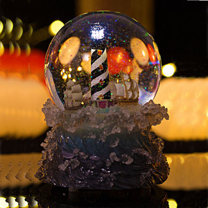 100Mm Nhựa Màu Xanh Thủy Tinh Quả Cầu Tuyết Tùy Chỉnh Thuyền <span class=keywords><strong>Snowglobe</strong></span> Với Nàng Tiên Cá Biển Ngọn Hải Đăng Tuyết Pha Lê Bóng Cho Món Quà Giáng Sinh - Product Image 3