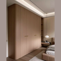 Système de dressing sur mesure pour toute la maison avec un grand espace de rangement et une table de chevet d'angle
