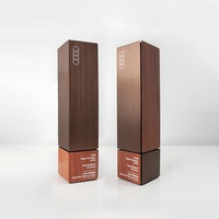 Trophée personnalisé en bois massif avec accents métalliques, résistant aux UV, pour récompenser les employés exceptionnels annuellement