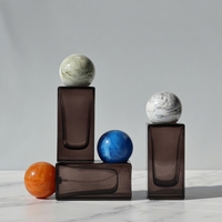 Flacon de parfum en verre à col serti de 15 mm avec bouchon rectangulaire en résine couleur personnalisée, surface givrée, vide, disponible en tailles 30 ml, 50 ml, 100 ml