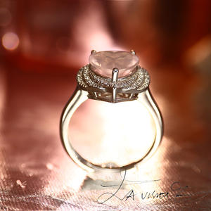 Bague vintage pour femme de la série Otherworld, incrustée de quartz rose et de strass, fabriquée à Hong Kong - Product Image 4