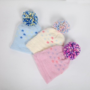 Bonnet en tricot doux pour enfants avec pompon, motif étoile, bonnet chaud et mignon en peluche pour filles, idéal pour l'extérieur par temps froid - Product Image 4
