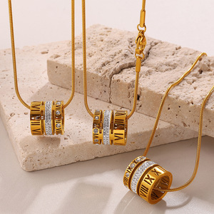 Collier Pendentif Tendance en Acier Inoxydable Plaqué Or 18K avec Chiffres Romains et Pavé de Diamants, Bijou de Soirée pour Femme - Product Image 1