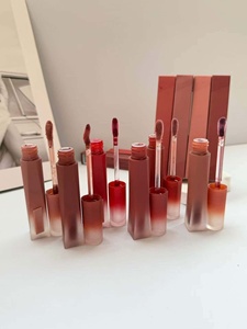 La fábrica ofrece una nueva línea de brillos labiales. Son altamente hidratantes, no se corren y tienen una excelente saturación de color. - Product Image 2