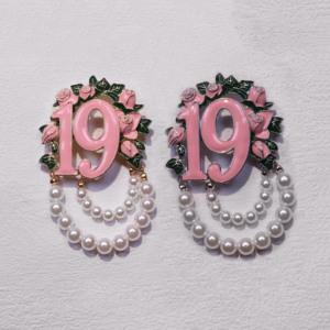 Regalo per Gruppo Sociale Universitario - Gioiello in Smalto Rosa 1908 - Distintivo di Amicizia Associazione <span class=keywords><strong>Sorelle</strong></span> Greche - Spilla Numerata da 1 a 20 - Product Image 1