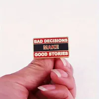 Bad Decisions Create Good Stories Broche para hombres Diversión Inglés Insignias de metal Mochila Ropa