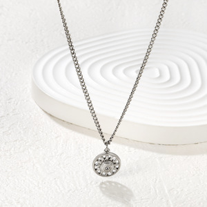 Collar con Colgante Redondo en Forma de Sol, Chapado en Oro de 18k, Acero Inoxidable, Joyería de Moda, Uso Diario, Regalo - Product Image 3