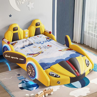 Lit enfant moderne en forme de voiture, design cool, pour garçons, en cuir rembourré avec barrières de sécurité, lit double créatif pour enfants - Vente flash