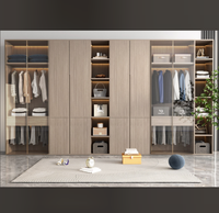 Fournisseur d'armoires : Armoire grise haut de gamme avec poignées dorées, vitrine en verre, éclairage intelligent et système de rangement multifonctionnel