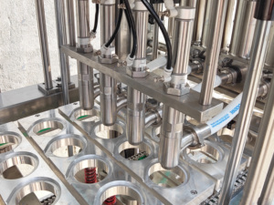 Macchina di riempimento <span class=keywords><strong>e</strong></span> sigillatura di alta qualità per tazze o scatole utilizzate per pasta liquida Multi-tipo per solido <span class=keywords><strong>e</strong></span> liquido - Product Image 6