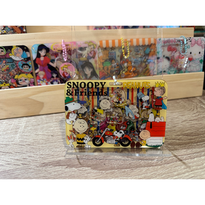 Porta Tarjetas Transparente de Acrílico con Gancho para Llavero/Cordón Opcional - Diseño de Snoopy, Resistente y Ligero - Product Image 1