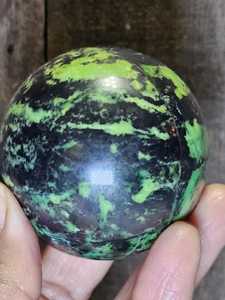 Sphère d'<span class=keywords><strong>Opale</strong></span> Verte Foncée Naturelle <span class=keywords><strong>de</strong></span> <span class=keywords><strong>Madagascar</strong></span>, Pierre <span class=keywords><strong>de</strong></span> Guérison et <span class=keywords><strong>Opale</strong></span> Verte pour la Maison, <span class=keywords><strong>Opale</strong></span> Verte dans une Sphère d'Hématite - Product Image 3