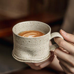Tasse à latte en céramique Wabi-Sabi rétro pétri à la main japonaise haut de gamme tasse à café de style dessin animé en grès stocké pour les fêtes - Product Image 2