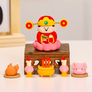เครื่องประดับเทพเจ้าแห่งความมั่งคั่งแบบการ์ตูน ฐานไม้ทรงสี่เหลี่ยมพร้อมเทียนและตุ๊กตาหมู ตกแต่งโต๊ะทำงาน สไตล์น่ารัก - Product Image 1
