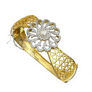 Brazalete de moda chapado en oro con diseño de flor de perla para mujer, joyería de aleación para bodas y fiestas. - Product Image 2