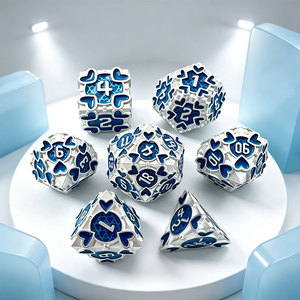 Dés à jouer complets pour D&D, en émail irisé violet mystique et bleu glacé, avec incrustation rainurée et motif cœur superposé, pour aventures de table - Product Image 4