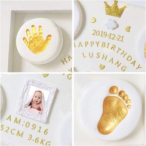 <span class=keywords><strong>Kit</strong></span> de cadre photo en bois de haute qualité, tendance, avec impression UV claire, pour empreintes de pieds et de mains de bébé, date et nom - Product Image 2
