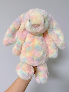 Peluche Jellcatt UK Rainbow Tie Dye Bashful Bunny, jouet en peluche doux avec oreilles tombantes, lapin multicolore pastel - Product Image 1