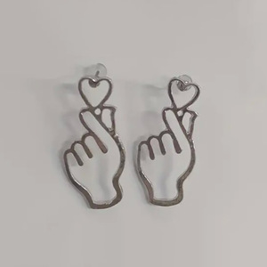 Orecchini a perno a forma di cuore cavo per donna, gioielli creativi di tendenza - Product Image 5
