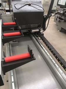 Sierra de corte de precisión de doble cabezal CNC integrada para la fabricación de ventanas y puertas de aluminio y PVC - Product Image 3