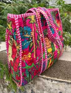 Bolso Tote de Algodón Acolchado con Estampado de Bloques Inspirado en la Herencia, Elegante Bolso de Hombro para Viajes y Compras - Product Image 3