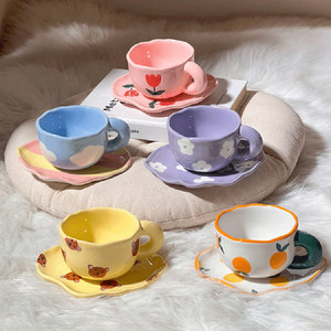 Tazza di porcellana irregolare dipinta a mano graziose fragole e piccoli fiori con motivo a tazza e piattino in ceramica da 200ml per tè e caffè - Product Image 4