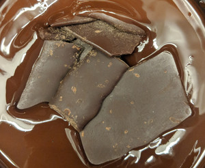 Liquide de cacao pur, 100 % masse de cacao, pour la fabrication du chocolat, saveur fine naturelle équatorienne, base en boîte de 15 kg - Product Image 2