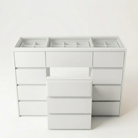 Coiffeuse blanche luxueuse avec peinture pulvérisée, design unique, incluant une chaise escamotable et des tiroirs de rangement