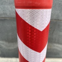 Barrière de sécurité routière Poteau d'avertissement en plastique pour le trafic Panneau de stationnement Guide flexible Poteau PE avec base en caoutchouc noir