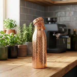 Botella de Cobre Ecológica de Estilo Moderno Hecha a Mano en India con Juego de 2 Vasos, Proveedor de Botellas de Agua Ayurvédicas Premium - Product Image 3