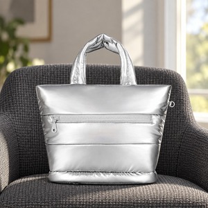 Sac à main matelassé écologique en tissu recyclé, avec fermeture éclair, bandoulière, multi-poches, léger et hydrofuge - Product Image 1