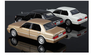 Clásico a Yota Crown 1:32 para modelo de coche de aleación Puerta de luz de sonido Ppening colección de coches de juguete para niños - Product Image 4