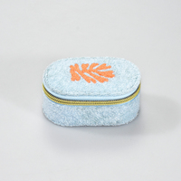 Boîte à bijoux rectangulaire de luxe bleu clair avec broderie corail, emballage carton, design créatif haut de gamme pour coiffeuse