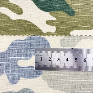 Tissu camouflage ripstop ukrainien en <span class=keywords><strong>polyester</strong></span> et <span class=keywords><strong>coton</strong></span> imprimé 80/20, économique, pour vêtements de travail et uniformes - Product Image 2